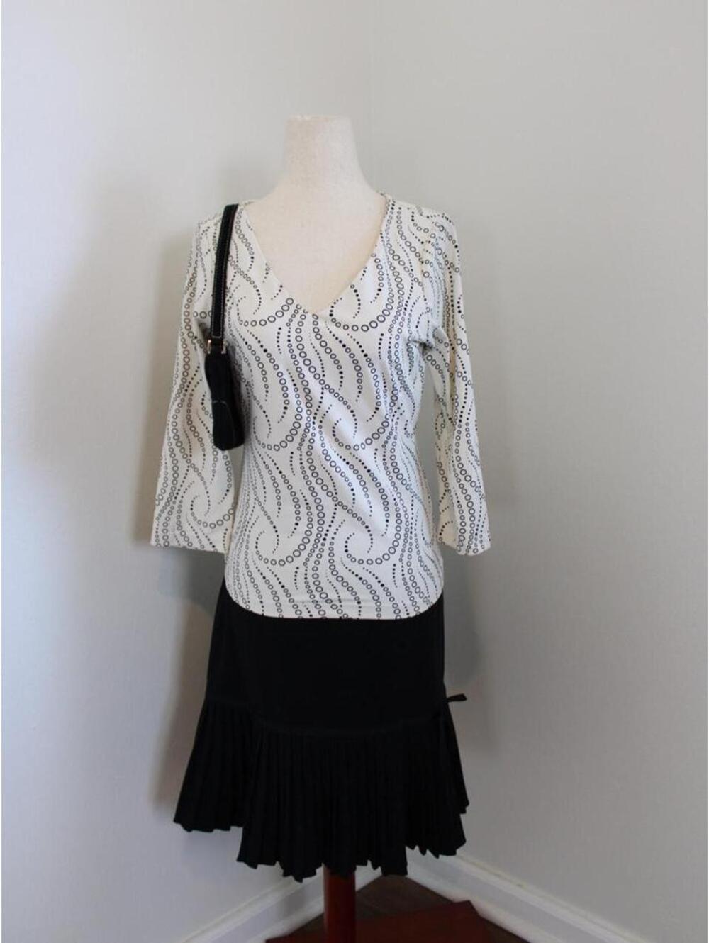 The Limited white stretch V-neck pullover top. Size small